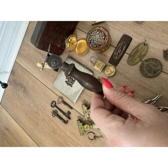 Vintage Estate Junk Drawer Lot Grandpa Core Antiques Keys Razors Pins Odd Ends - Picture 14 of 16